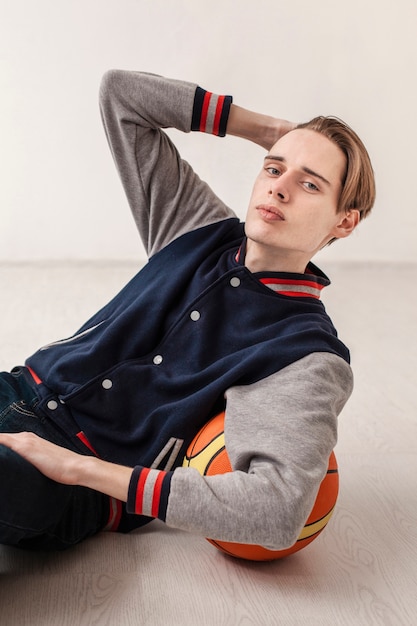 Free photo teenage boy with basketball ball