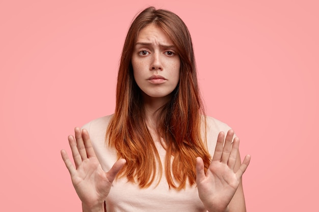 Free photo teenage girl wearing pink t-shirt