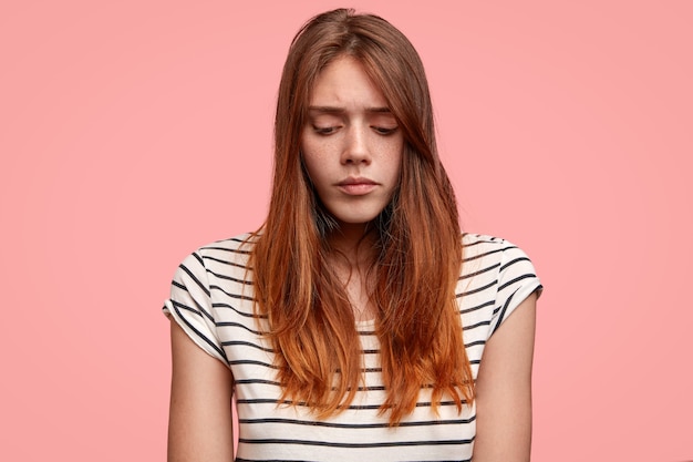 Free photo teenage girl wearing striped t-shirt