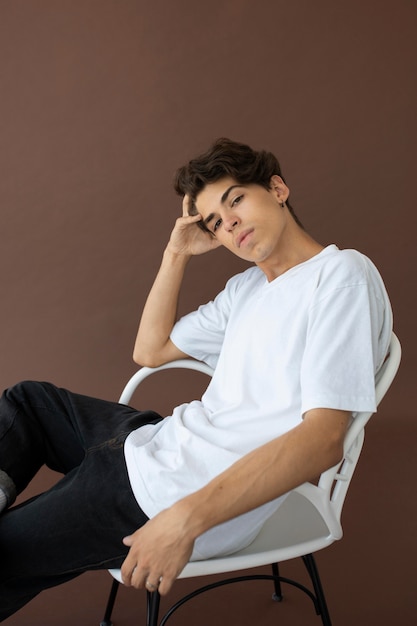 Free photo teenager boy in stylish clothes posing