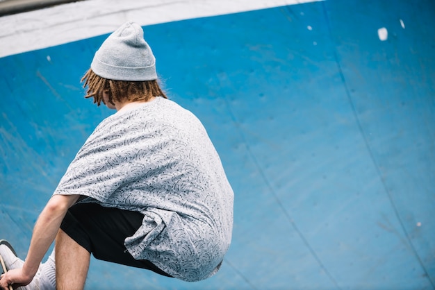 Free photo teenager doing stunts in bowl