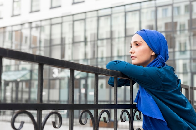 Free photo teenager girl with hijab posing with copy space