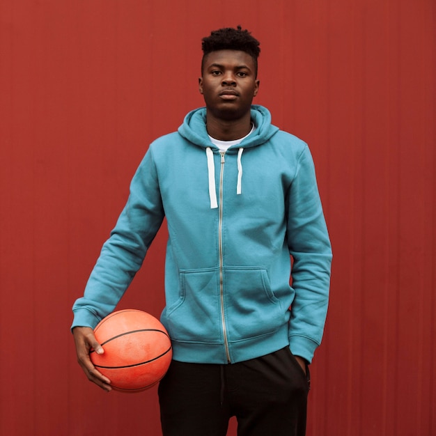 Free photo teenager with a basketball ball