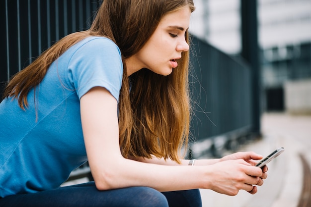 Free Photo teenager with smartphone