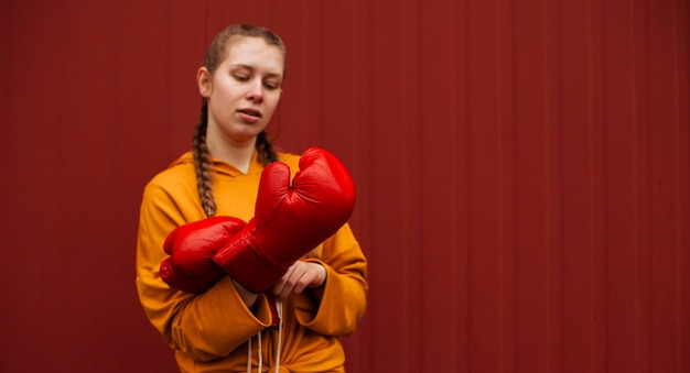 Free photo teenagers posing with boxing gloves