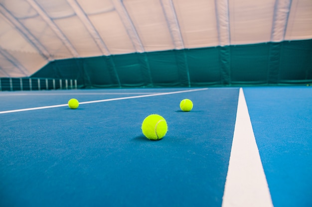 Free photo tennis ball on a tennis court