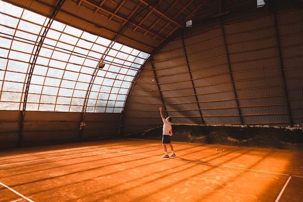 Free photo tennis player in big hall