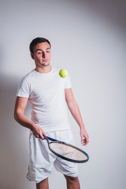 Free photo tennis player in white clothes