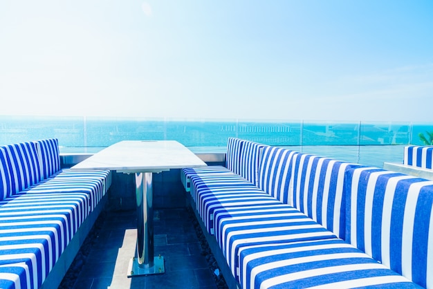 Free photo terrace with white and blue armchairs