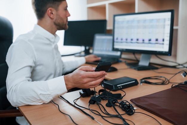 Free photo testing device. polygraph examiner works in the office with his lie detector's equipment