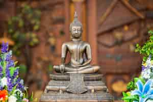 Free photo thai buddha sitting and meditating