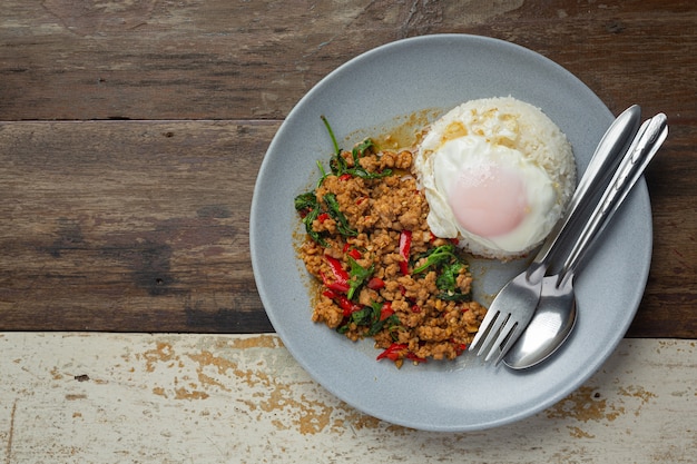 Free photo thai food. basil minced pork with rice and  fried egg