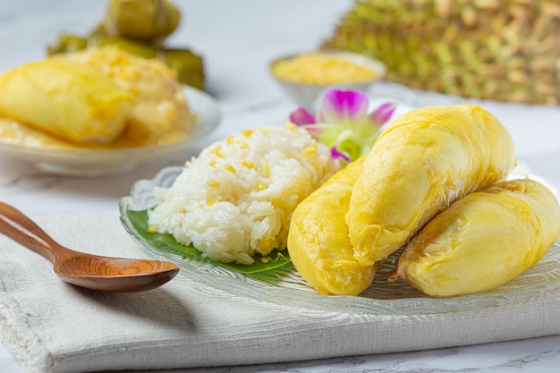 Free Photo thai sweet sticky rice with durian in a dessert.