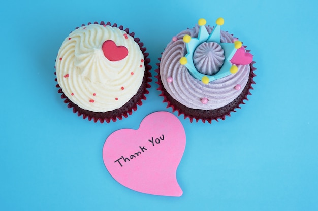 Free Photo thank you note in heart shape paper with two cupcake