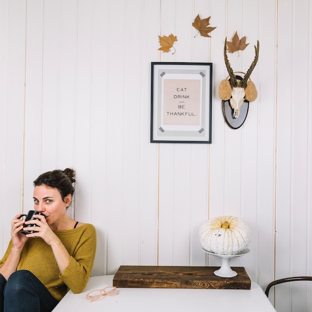 Free Photo thanksgiving concept with woman drinking tea