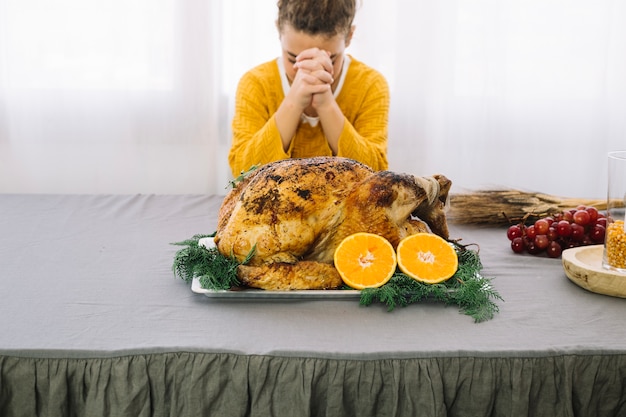 Free photo thanksgiving dishes with woman praying