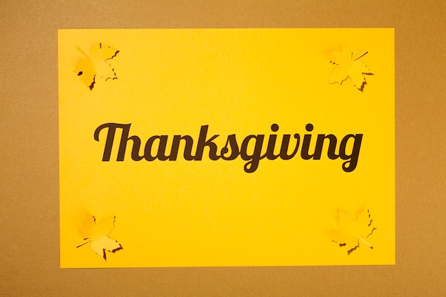 Free Photo thanksgiving lettering on brown table