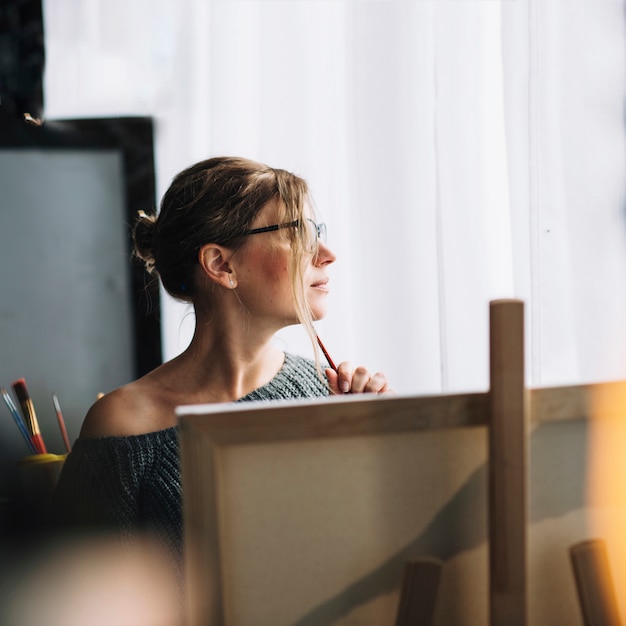 Free photo thoughtful female artist