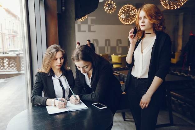 Free photo three businesswomen in a cafe