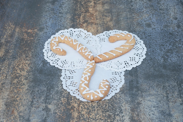 Free photo three gingerbread cookies on marble background. high quality photo