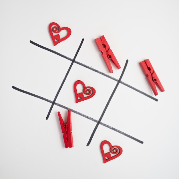 Tic tac toe game with hearts and pins 