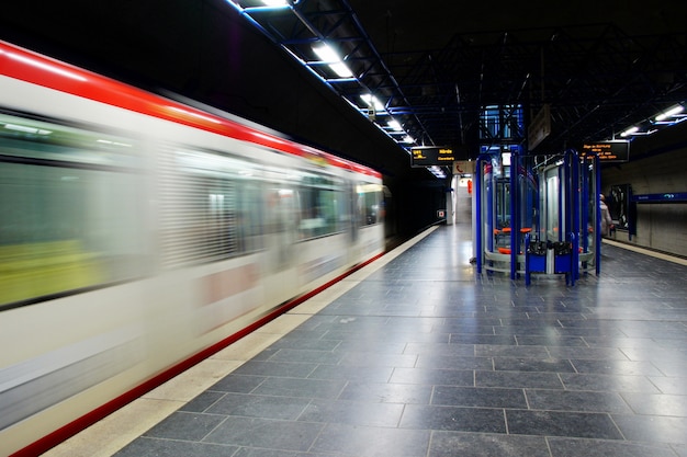 Free photo timelapse of a moving subway train at a late hour