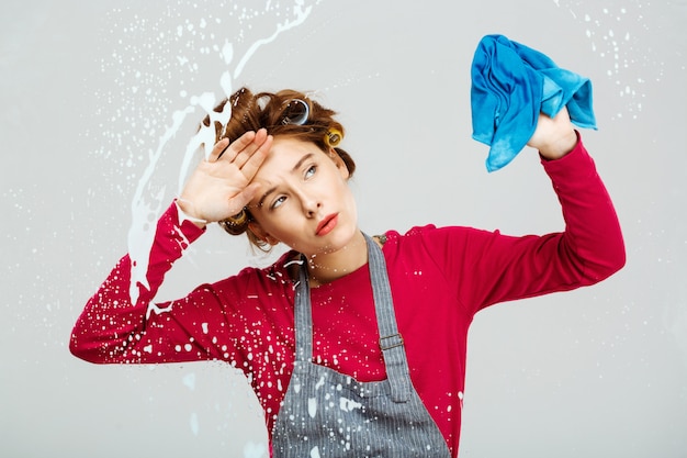 Free photo tired young woman tired of home duties while cleaning