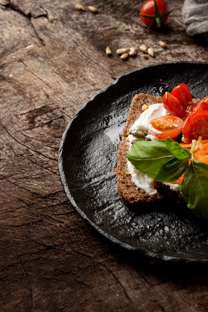 Free photo toast slice with cherry tomatoes