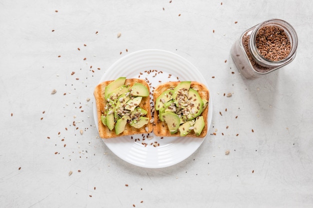 Free photo toast with avocado