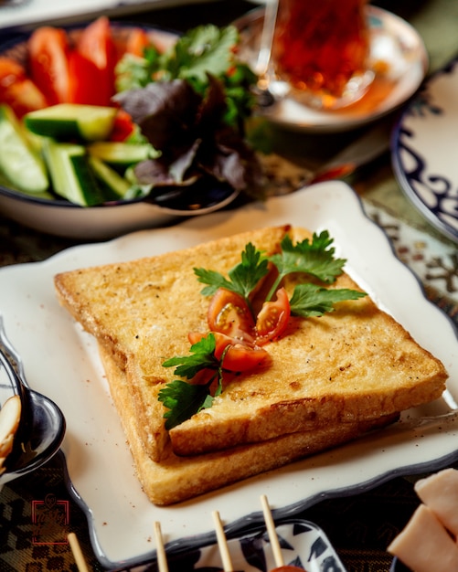 Free photo toast with vegetables and herbs