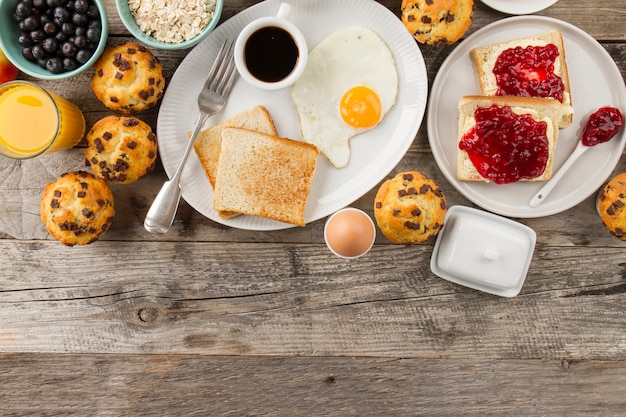 Free photo toasts, fried egg and coffee for breakfast