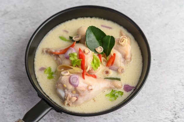 Free Photo tom kha kai in a pan frying with kaffir lime leaves, lemongrass, red onion, galangal and chilli.