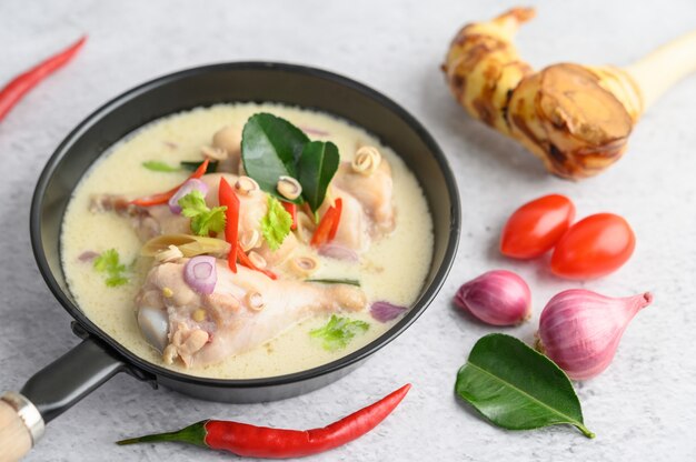 Free Photo tom kha kai in a pan frying with kaffir lime leaves, lemongrass, red onion, galangal and chilli.