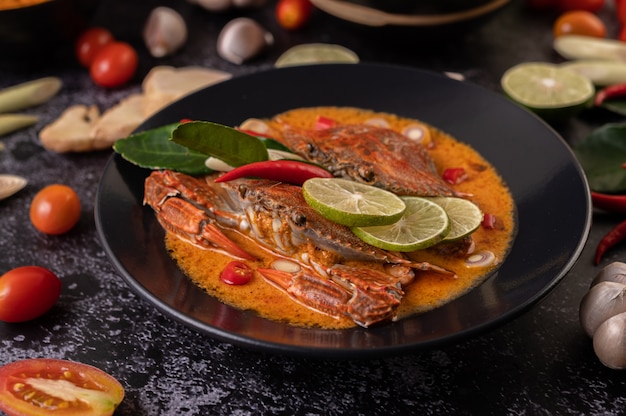 Free Photo tom yum crab with lemon, chili, tomato, garlic, lemongrass, kaffir lime leaves in a plate