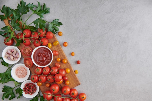 Free photo tomato ketchup sauce in a bowl with spices, herbs and cherry tomatoes