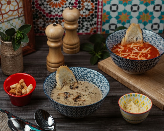 Free Photo tomato and mushroom soups with bread cracker and herbs