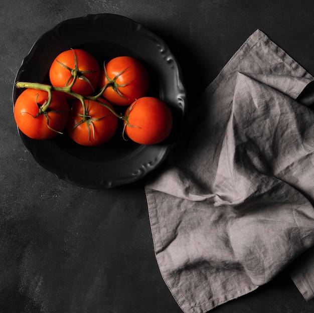 Free photo tomatoes on plate and cloth