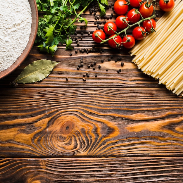 Free Photo tomatoes and spices near pasta