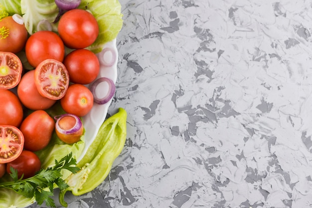 Free Photo tomatoes and vegetables top view with copy space