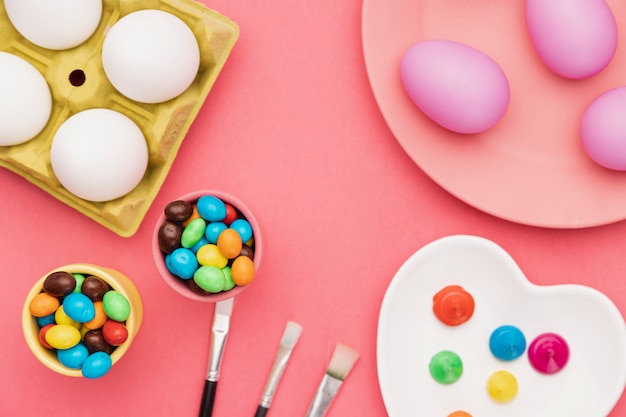 Free photo tools for painting eggs on table