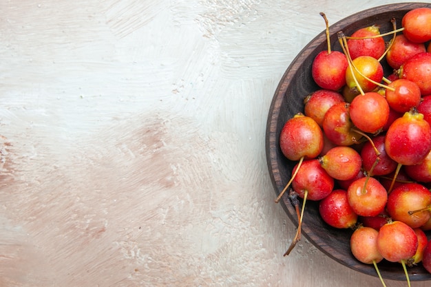 Top close-up view cherries brown bowl of the appetizing cherries on the table