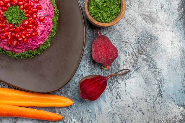 Free photo top close-up view christmas dish christmas dish herbs pomegranate seeds