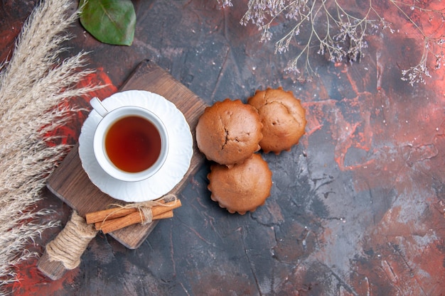 Top close-up view a cup of tea a cup of tea cinnamon sticks on the board citrus fruits