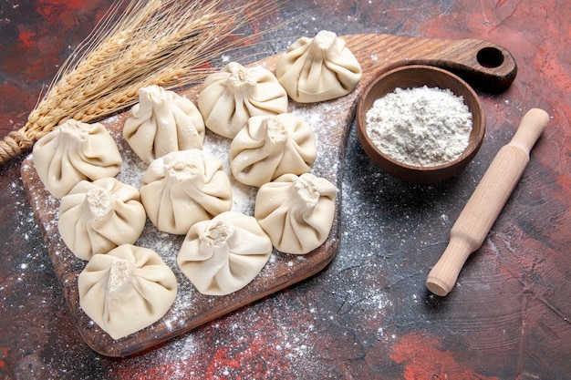 Free photo top close-up view khinkali khinkali on the cutting board flour rolling pin