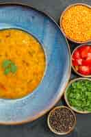 Free photo top close-up view lentil soup blue bowl of lentil soup tomatoes spices black pepper herbs