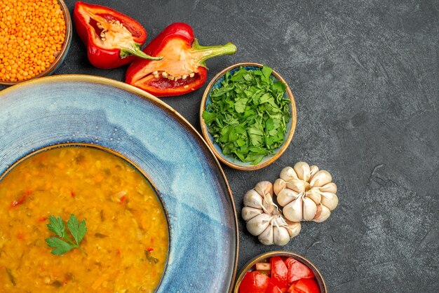 Free Photo top close-up view lentil soup herbs garlic tomatoes bell peppers bowl of lentil soup