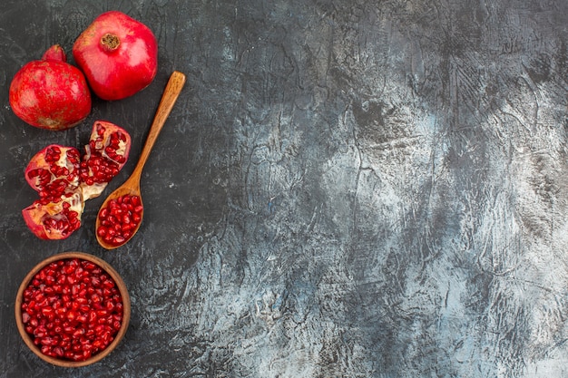 Free Photo top close-up view pomegranate spoon pomegranate pomegranate seeds