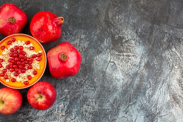 Free photo top close-up view pomegranates apples pomegranates seeds ofpomegranates with oatmeal