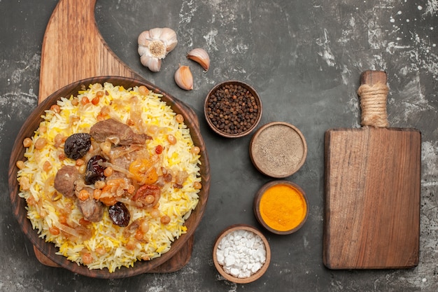 Free Photo top close-up view spices pilaf on the board bowls of spices citrus fruits garlic the cutting board