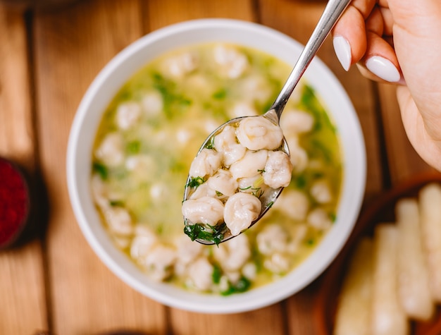 Free photo top close view of dushbara dumpling soup served with dried herbs and spices